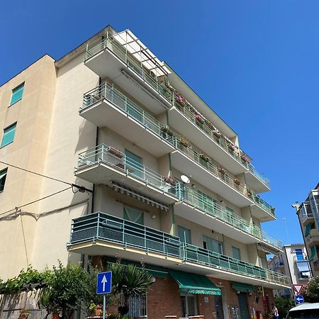 Il Mare In Piazza Lägenhet Albisola Superiore Exteriör bild